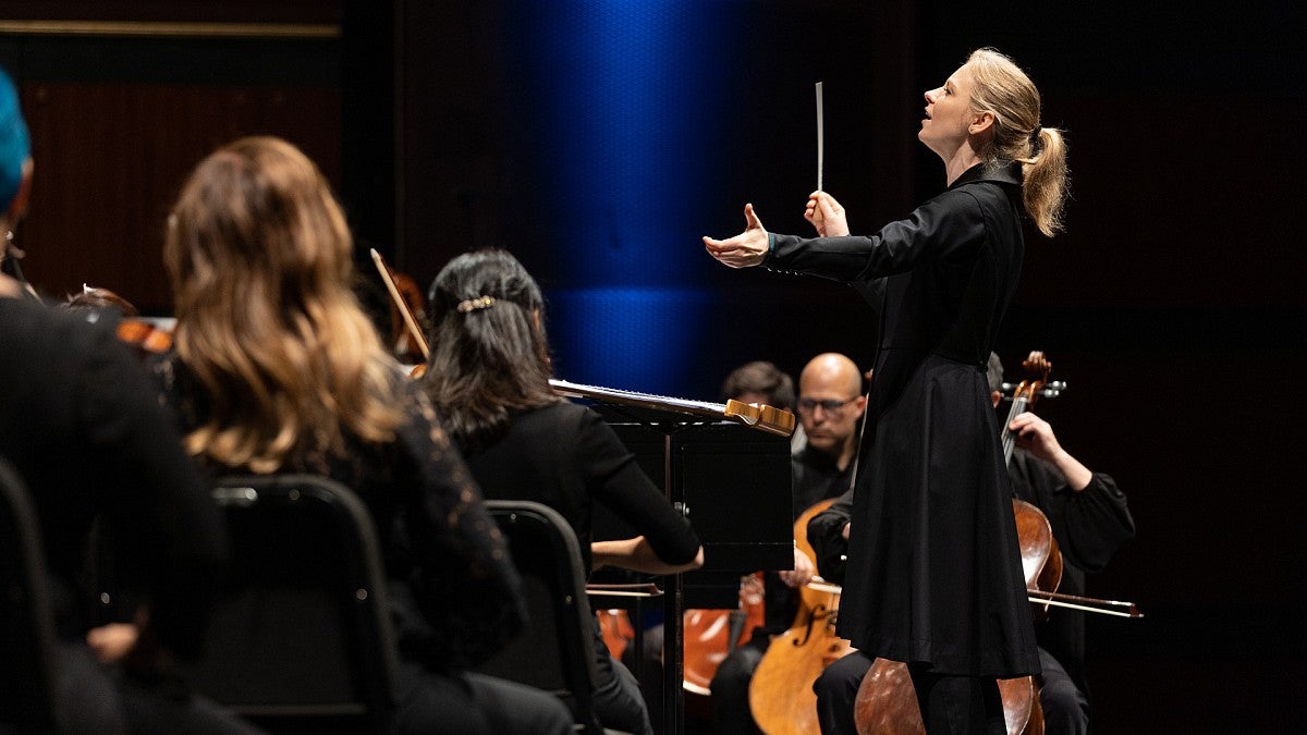 Conductor Gemma New leads symphony performance